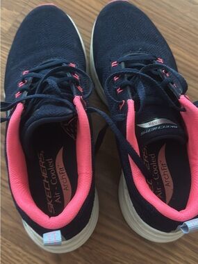 Skechers Women’s Navy and Pink Athletic Sneakers arched fit